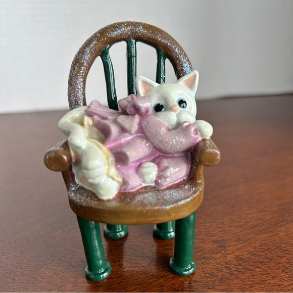 White Kitten Curled in Chair Donna Little Kitt'in Littles Enesco Figurine 1998 - Picture 1 of 9